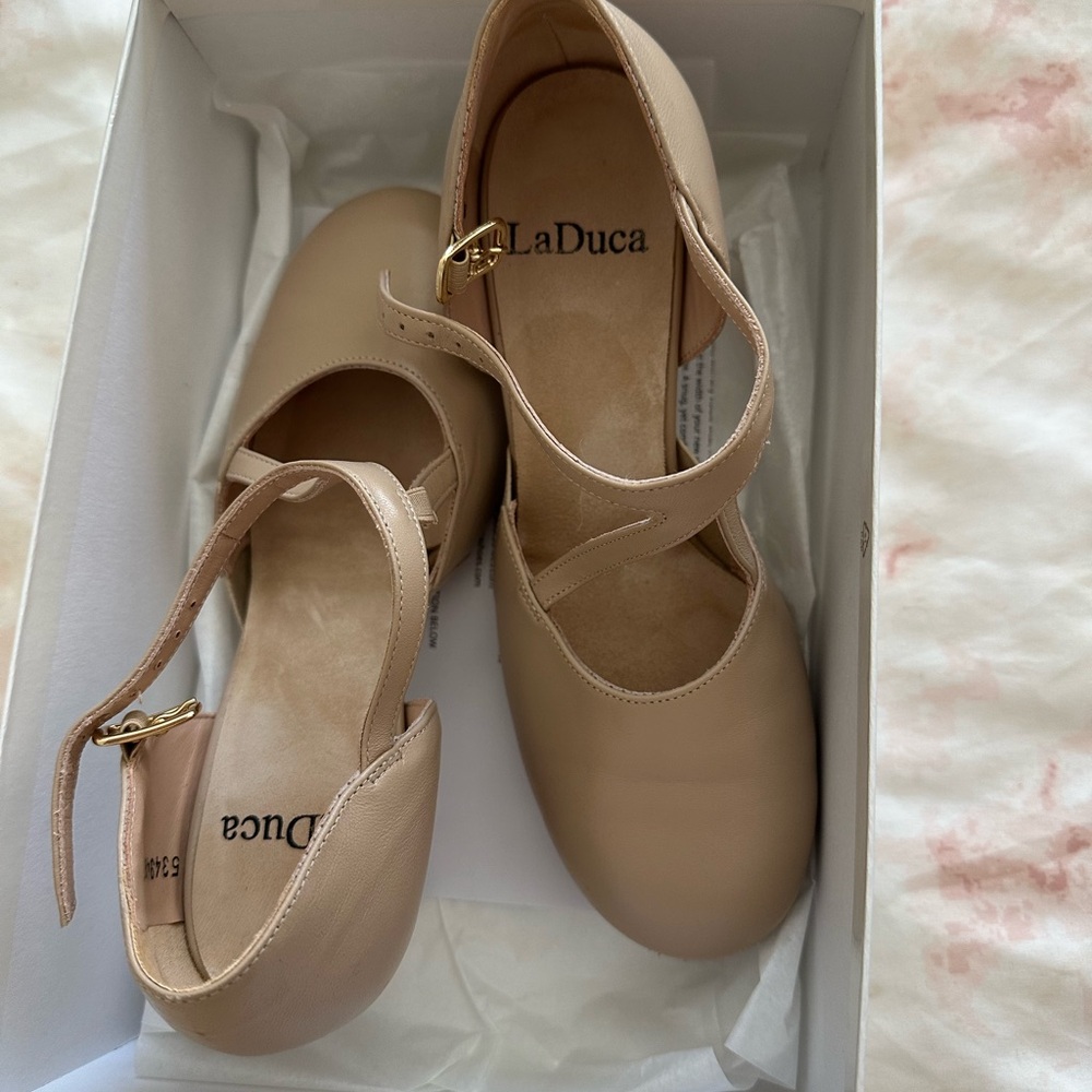 LaDuca Beige Alexis 2.5” heels NWT